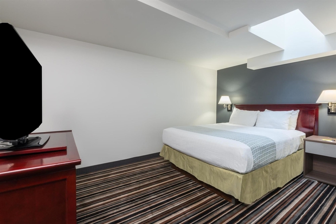 Imagen de la habitación del Hotel Super 8 by Wyndham Downtown Toronto. Foto 6