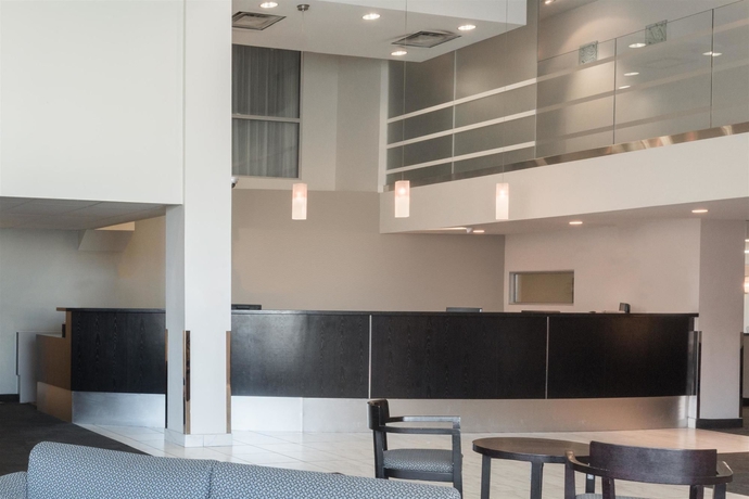 Imagen de los interiores del Hotel Super 8 by Wyndham Downtown Toronto. Foto 13