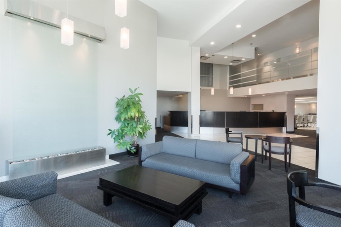 Imagen de los interiores del Hotel Super 8 by Wyndham Downtown Toronto. Foto 14