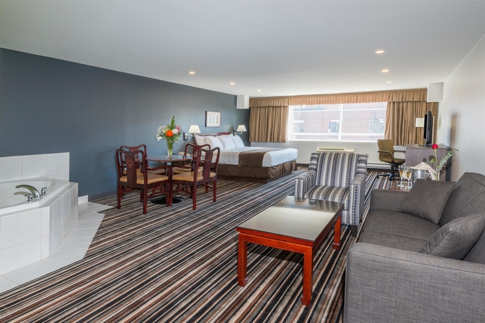 Imagen de la habitación del Hotel Super 8 by Wyndham Downtown Toronto. Foto 8