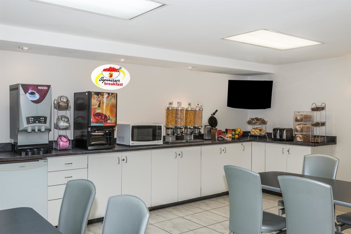 Imagen del bar/restaurante del Hotel Super 8 by Wyndham Downtown Toronto. Foto 2