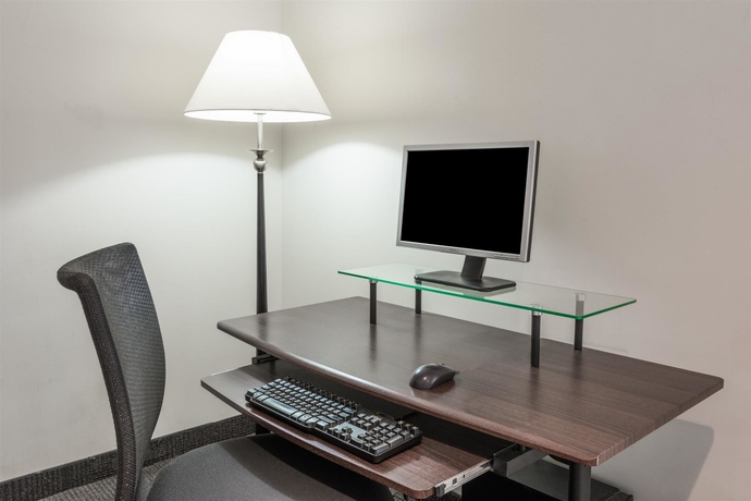 Imagen de los interiores del Hotel Super 8 by Wyndham Downtown Toronto. Foto 15