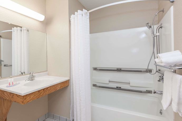 Imagen de la habitación del Hotel Super 8 by Wyndham Dunbar/Charleston Area. Foto 4