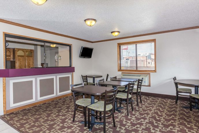Imagen de los interiores del Hotel Super 8 by Wyndham Dunbar/Charleston Area. Foto 14