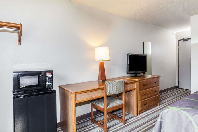 Imagen de la habitación del Hotel Super 8 by Wyndham Dunbar/Charleston Area. Foto 12