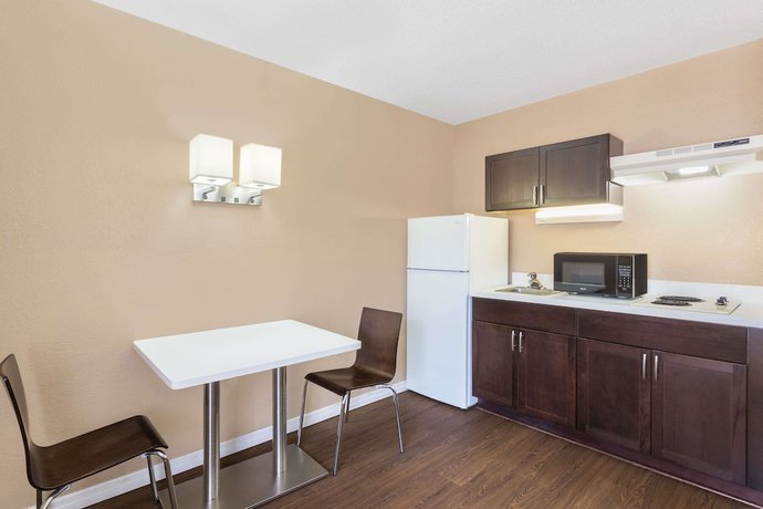 Imagen de la habitación del Hotel Super 8 by Wyndham Ellenton Bradenton Area. Foto 10