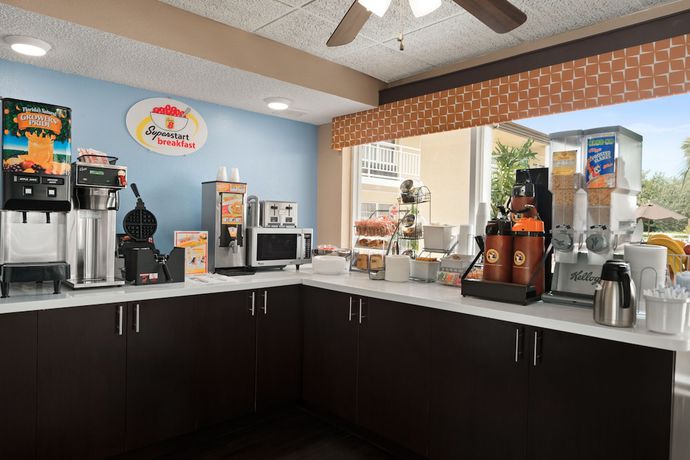 Imagen del bar/restaurante del Hotel Super 8 by Wyndham Ellenton Bradenton Area. Foto 2