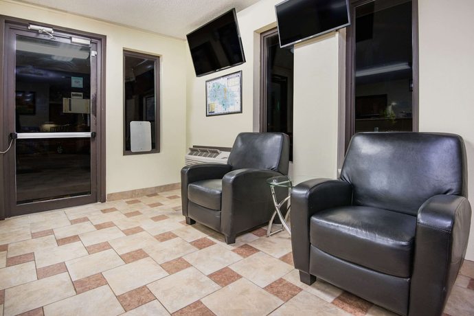 Imagen de los interiores del Hotel Super 8 by Wyndham Emporia. Foto 16