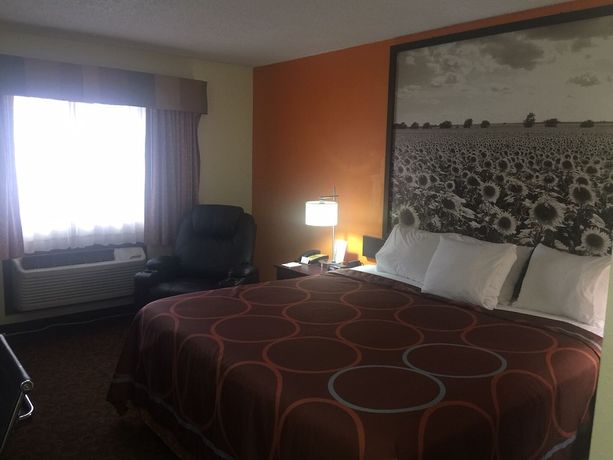 Imagen de la habitación del Hotel Super 8 by Wyndham Emporia. Foto 2