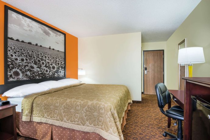 Imagen de la habitación del Hotel Super 8 by Wyndham Emporia. Foto 5