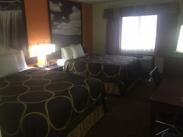 Imagen de la habitación del Hotel Super 8 by Wyndham Emporia. Foto 11