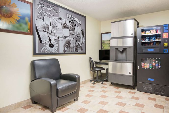 Imagen de los interiores del Hotel Super 8 by Wyndham Emporia. Foto 20