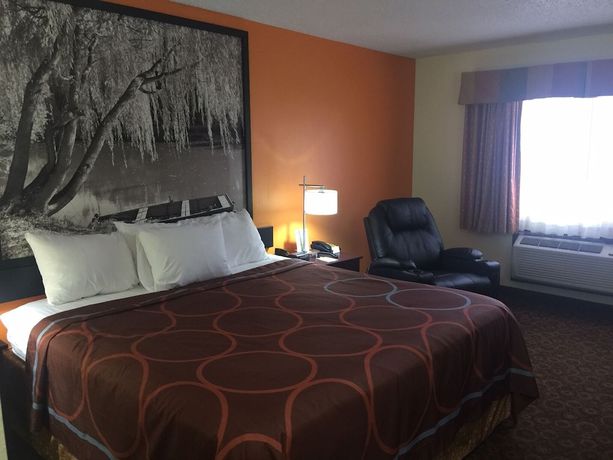 Imagen de la habitación del Hotel Super 8 by Wyndham Emporia. Foto 12