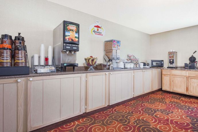 Imagen del bar/restaurante del Hotel Super 8 by Wyndham Evansville North. Foto 3