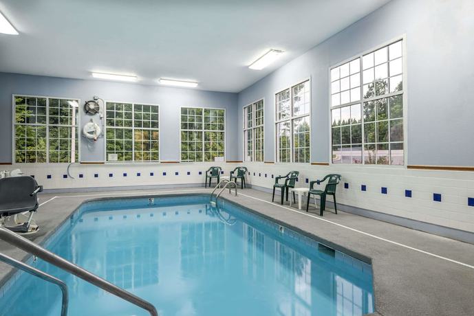 Imagen de la piscina del Hotel Super 8 by Wyndham Fayetteville, FAYETTEVILLE. Foto 19