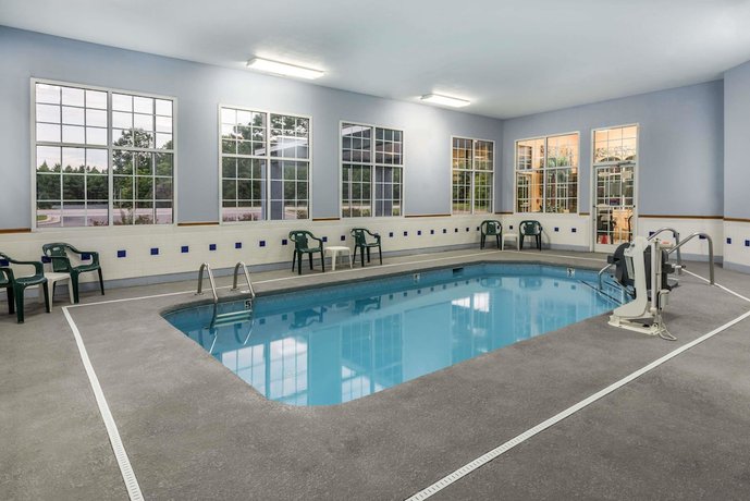 Imagen de la piscina del Hotel Super 8 by Wyndham Fayetteville, FAYETTEVILLE. Foto 20