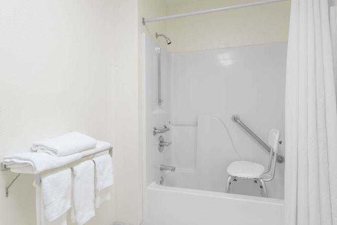 Imagen de la habitación del Hotel Super 8 by Wyndham Fayetteville, FAYETTEVILLE. Foto 14