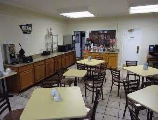 Imagen del bar/restaurante del Hotel Super 8 by Wyndham Florence SC I-95 North / Hwy 76. Foto 2