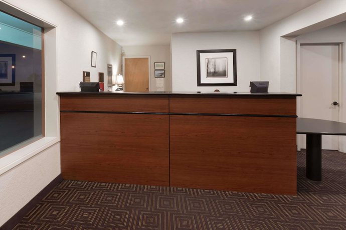 Imagen de los interiores del Hotel Super 8 by Wyndham Fort Bragg. Foto 20