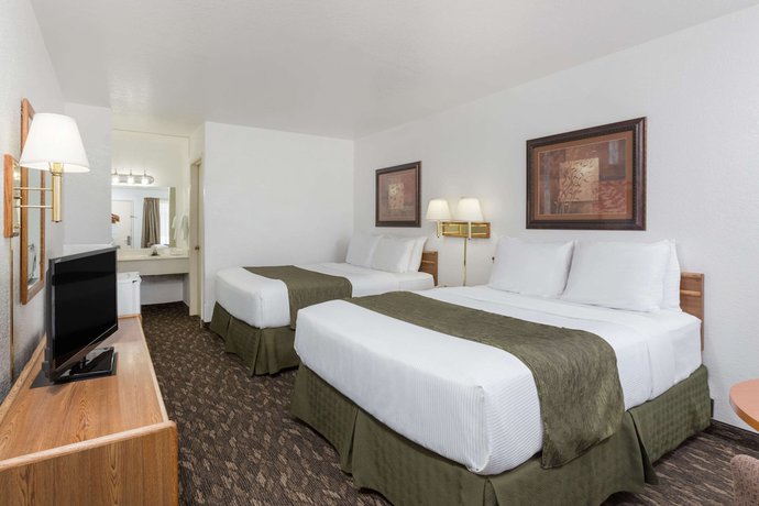 Imagen de la habitación del Hotel Super 8 by Wyndham Fort Bragg. Foto 2
