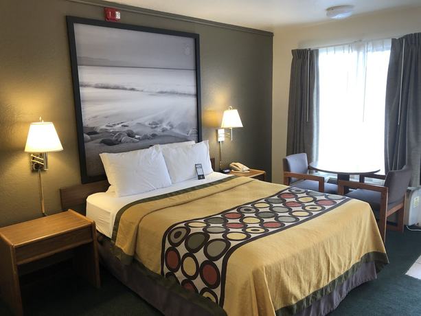 Imagen de la habitación del Hotel Super 8 by Wyndham Fort Bragg. Foto 4