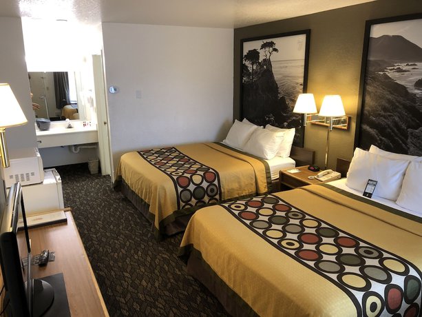 Imagen de la habitación del Hotel Super 8 by Wyndham Fort Bragg. Foto 5