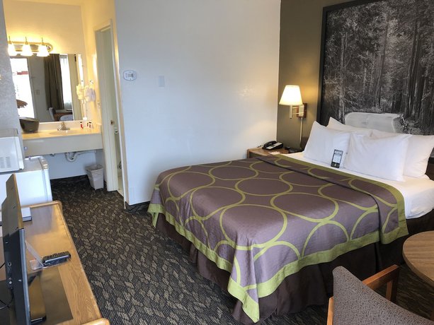 Imagen de la habitación del Hotel Super 8 by Wyndham Fort Bragg. Foto 7