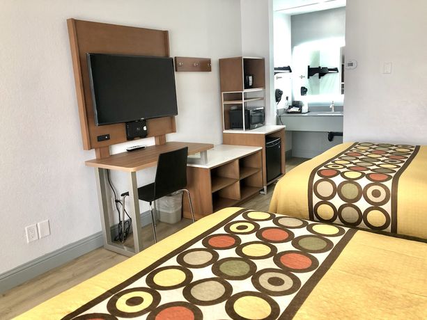 Imagen de la habitación del Hotel Super 8 by Wyndham Fort Bragg. Foto 10