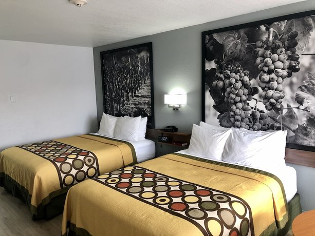 Imagen de la habitación del Hotel Super 8 by Wyndham Fort Bragg. Foto 11