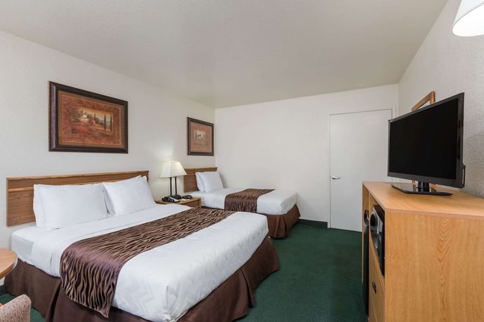 Imagen de la habitación del Hotel Super 8 by Wyndham Fort Bragg. Foto 13