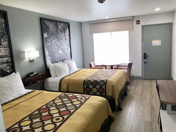 Imagen de la habitación del Hotel Super 8 by Wyndham Fort Bragg. Foto 14