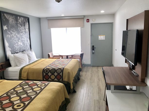 Imagen de la habitación del Hotel Super 8 by Wyndham Fort Bragg. Foto 15