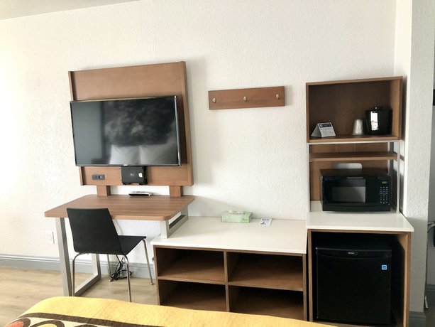 Imagen de la habitación del Hotel Super 8 by Wyndham Fort Bragg. Foto 16