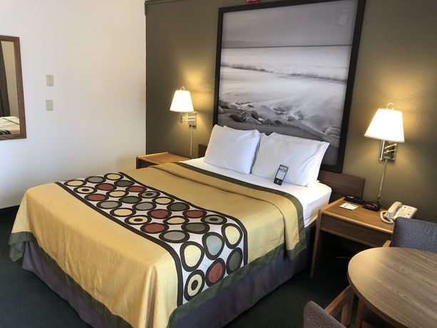 Imagen de la habitación del Hotel Super 8 by Wyndham Fort Bragg. Foto 17