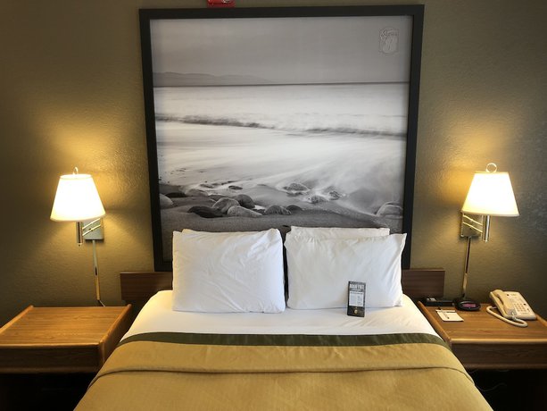 Imagen de la habitación del Hotel Super 8 by Wyndham Fort Bragg. Foto 19