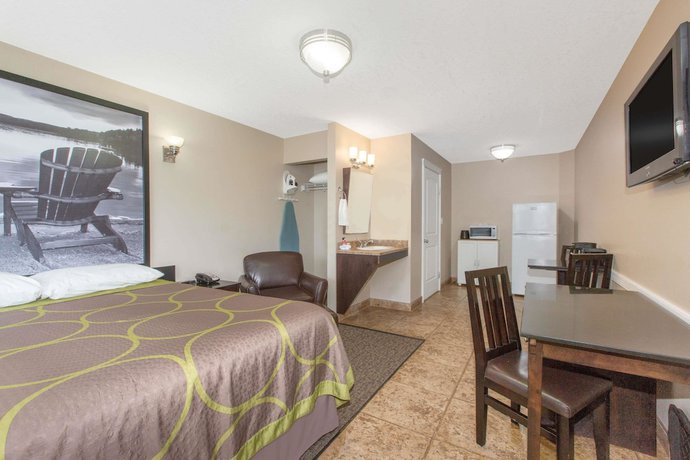 Imagen de la habitación del Hotel Super 8 by Wyndham Fort McMurray. Foto 3