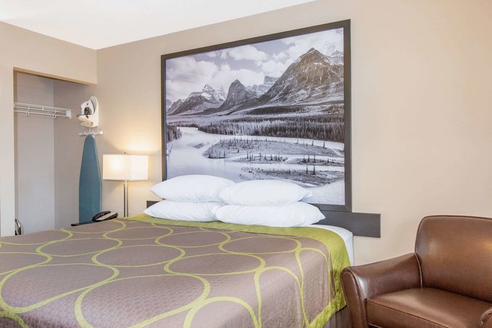 Imagen de la habitación del Hotel Super 8 by Wyndham Fort McMurray. Foto 7