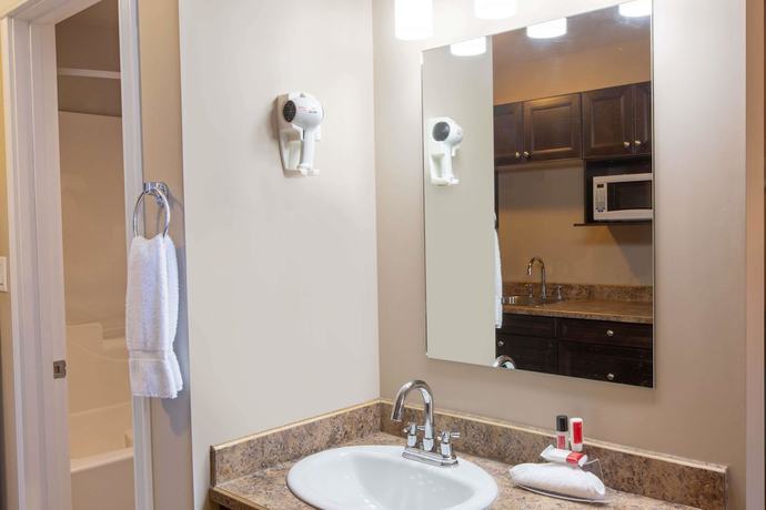 Imagen de la habitación del Hotel Super 8 by Wyndham Fort McMurray. Foto 10