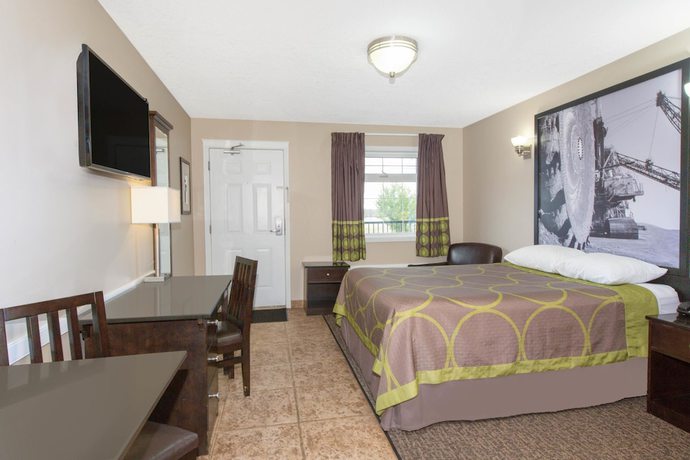 Imagen de la habitación del Hotel Super 8 by Wyndham Fort McMurray. Foto 11