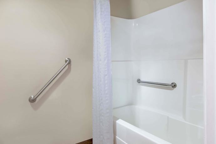 Imagen de la habitación del Hotel Super 8 by Wyndham Fort McMurray. Foto 15