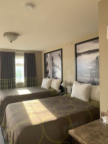 Imagen de la habitación del Hotel Super 8 by Wyndham Fort McMurray. Foto 16
