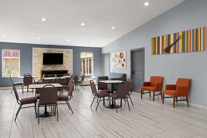 Imagen de los interiores del Hotel Super 8 by Wyndham Fort Wayne. Foto 16