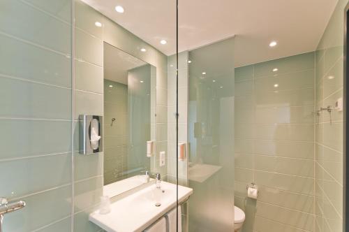 Imagen de la habitación del Hotel Super 8 by Wyndham Freiburg. Foto 6