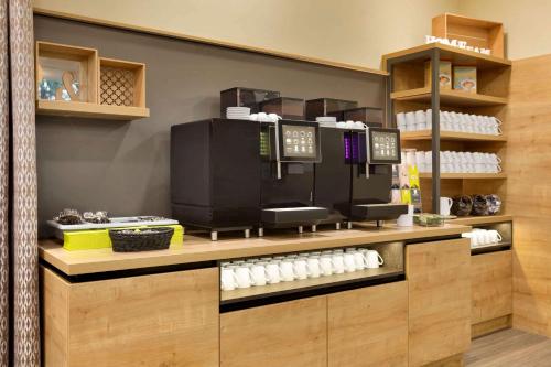 Imagen del bar/restaurante del Hotel Super 8 by Wyndham Freiburg. Foto 2