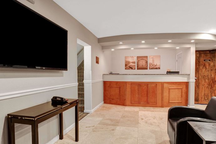 Imagen de los interiores del Hotel Super 8 by Wyndham Gainesville I-75 Hospital/University Area. Foto 17