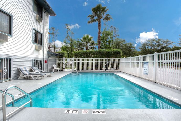 Imagen de la piscina del Hotel Super 8 by Wyndham Gainesville I-75 Hospital/University Area. Foto 20