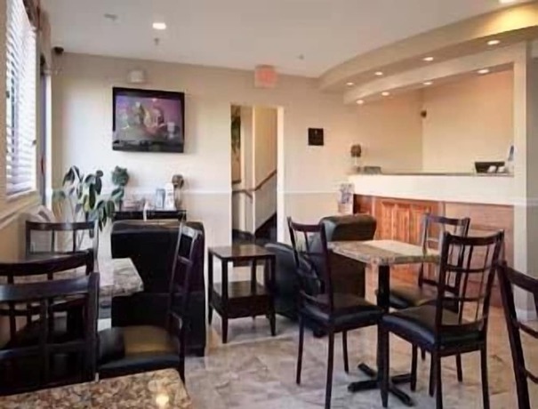Imagen de los interiores del Hotel Super 8 by Wyndham Gainesville I-75 Hospital/University Area. Foto 18