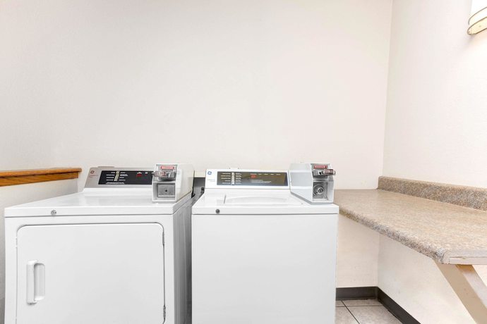 Imagen de los interiores del Hotel Super 8 by Wyndham Gainesville I-75 Hospital/University Area. Foto 19
