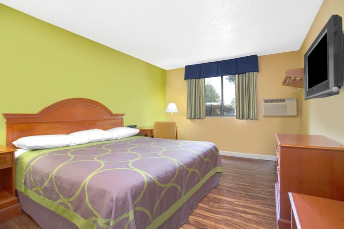 Imagen de la habitación del Hotel Super 8 by Wyndham Gainesville I-75 Hospital/University Area. Foto 10