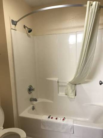 Imagen de la habitación del Hotel Super 8 by Wyndham Galesburg. Foto 5